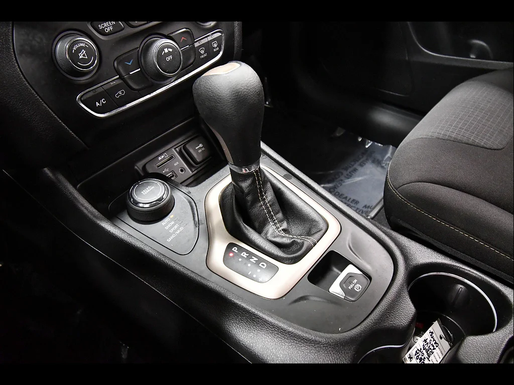 Used 2017 Billet Silver Metallic Clear Coat Jeep Latitude image 26