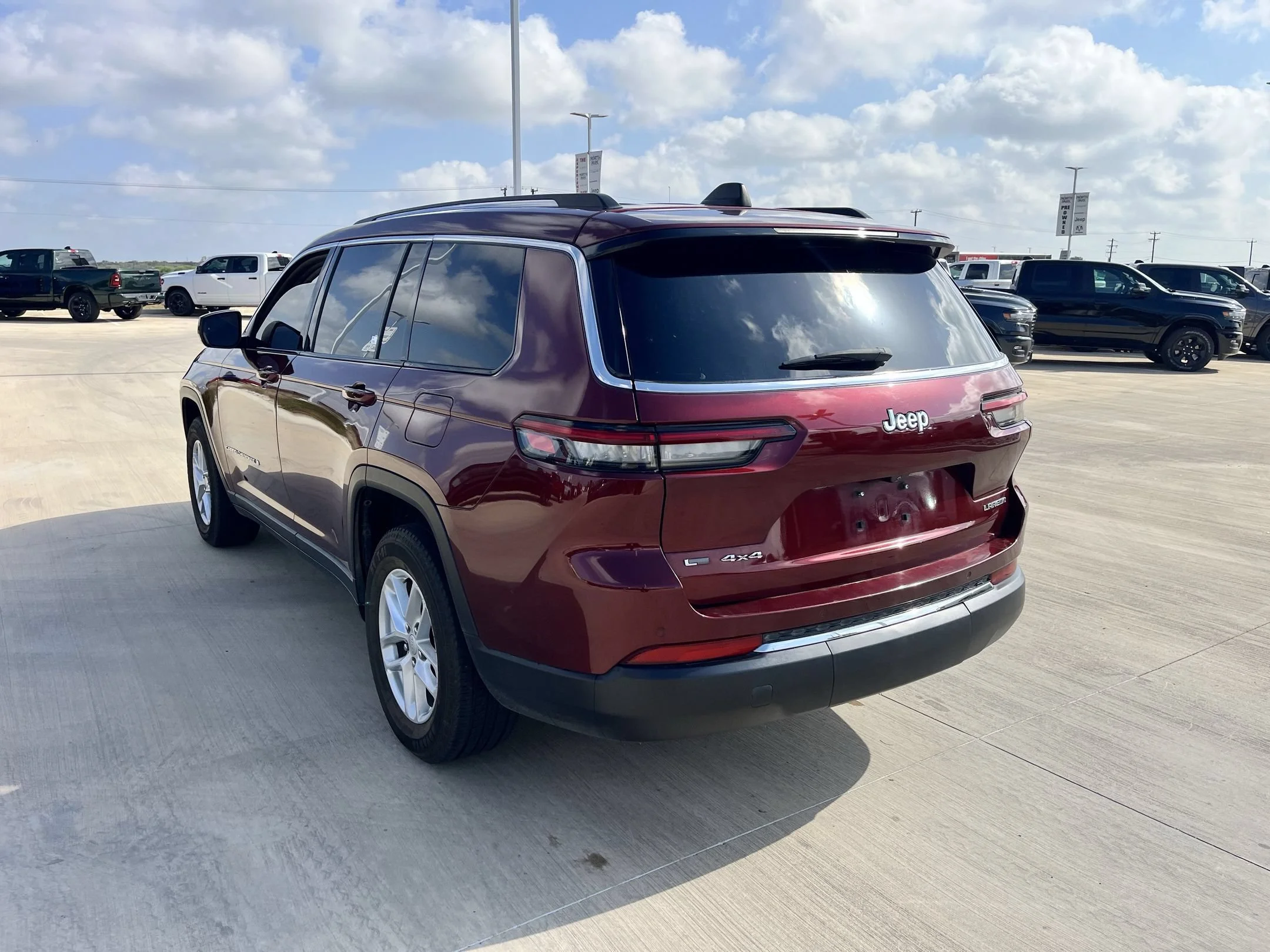 Used 2022 Red Jeep Laredo image 5