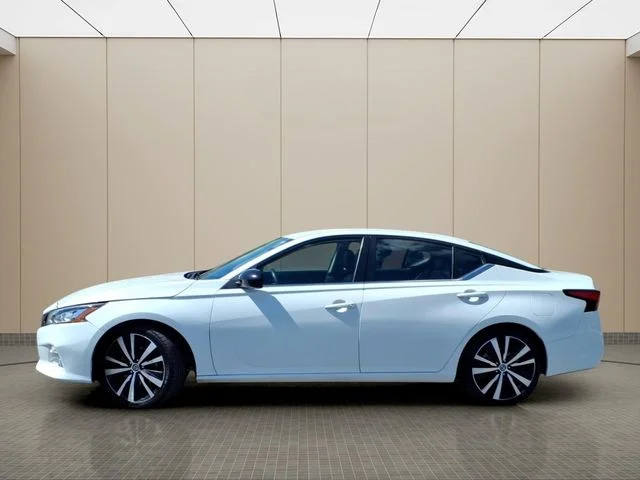 Used 2022 White Nissan 2.5 SR image 14