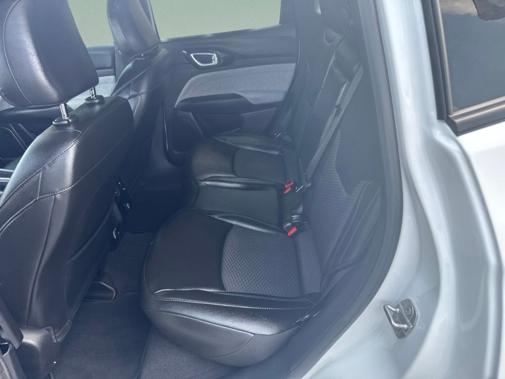 Used 2025 Bright White Clearcoat Jeep Latitude image 12