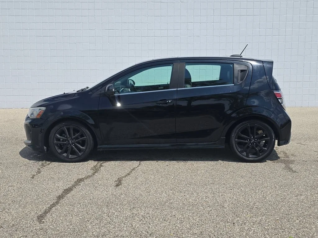 Used 2018 MOSAIC BLACK METALLIC Chevrolet Premier image 10