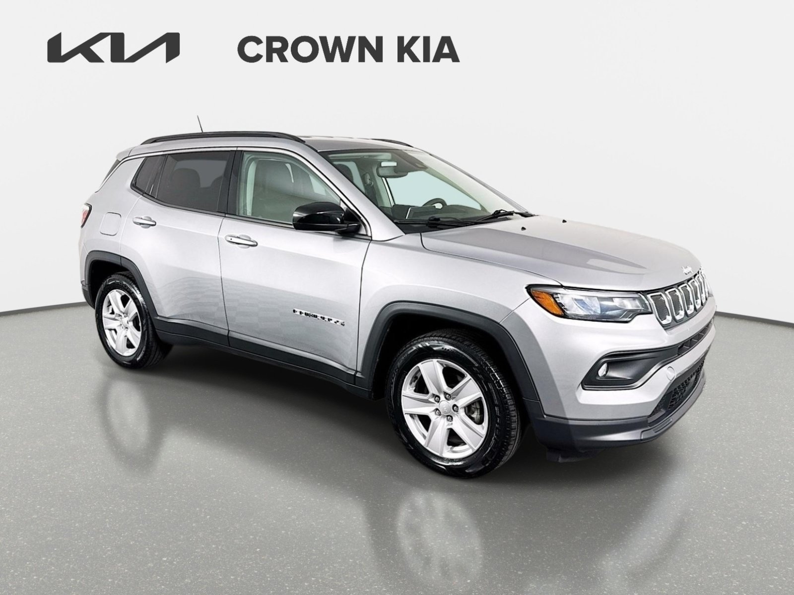 Used 2022 Billet Silver Metallic Clearcoat Jeep Latitude image 3