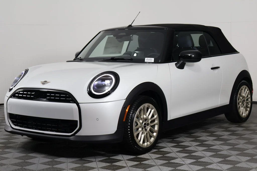 New 2026 White Metallic MINI Signature Plus image 1