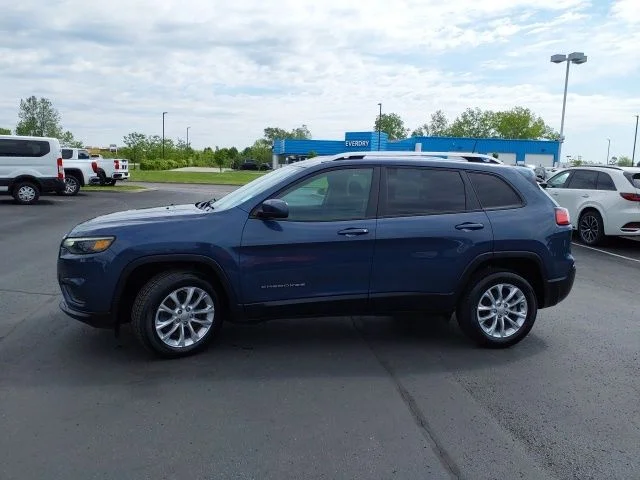 Used 2020 Blue Jeep Latitude image 2