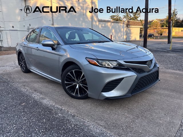 Used 2018 Silver Toyota SE image 1