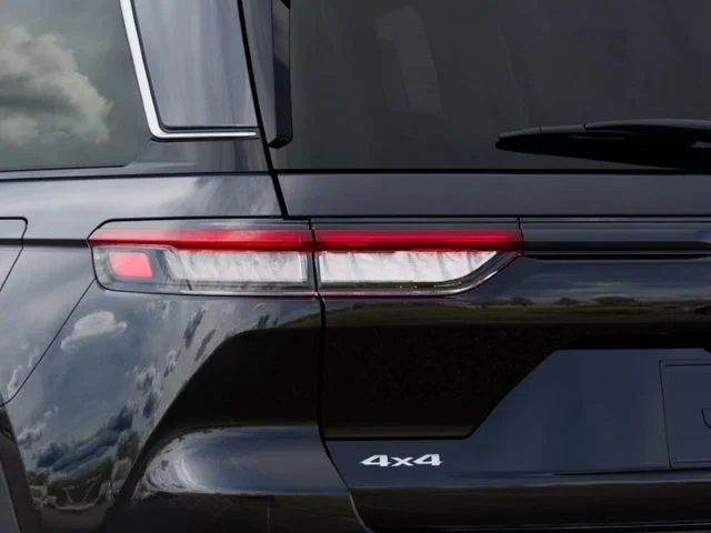 New 2026 Diamond Black Crystal Pearl-Coat Exterior Paint Jeep Limited image 11