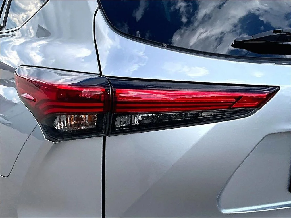Used 2022 Silver Toyota XLE image 27