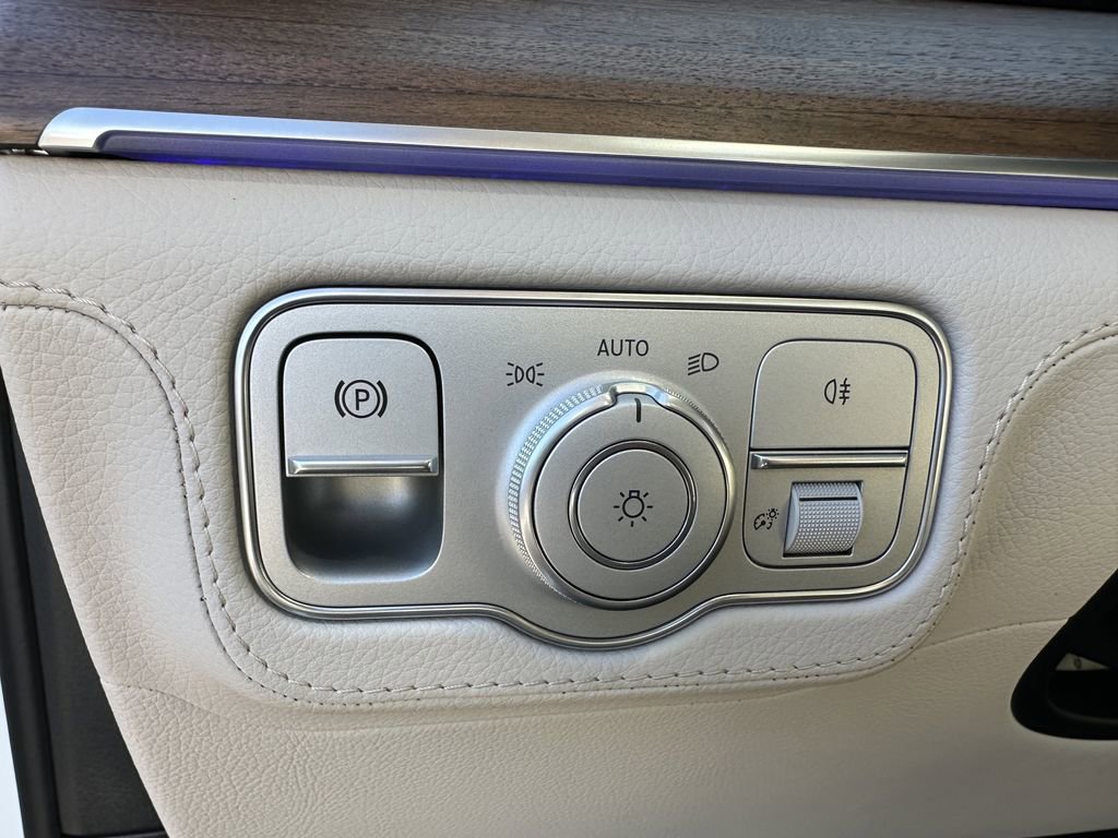 New 2026 MANUFAKTUR Moonlight White Metallic Mercedes-Benz GLS 450 image 37