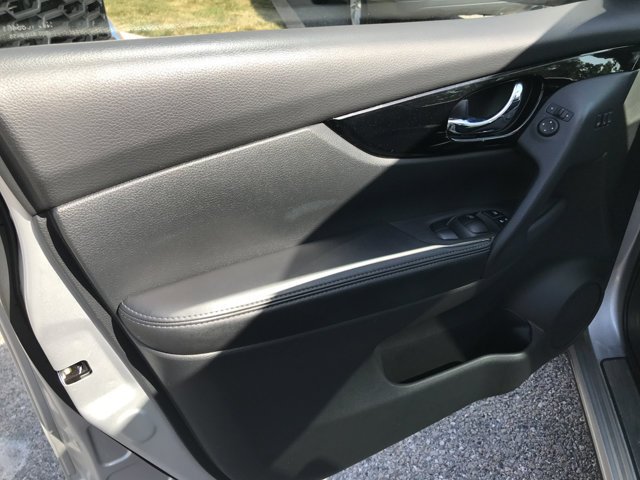 Used 2022 Brilliant Silver Metallic Nissan SL image 13