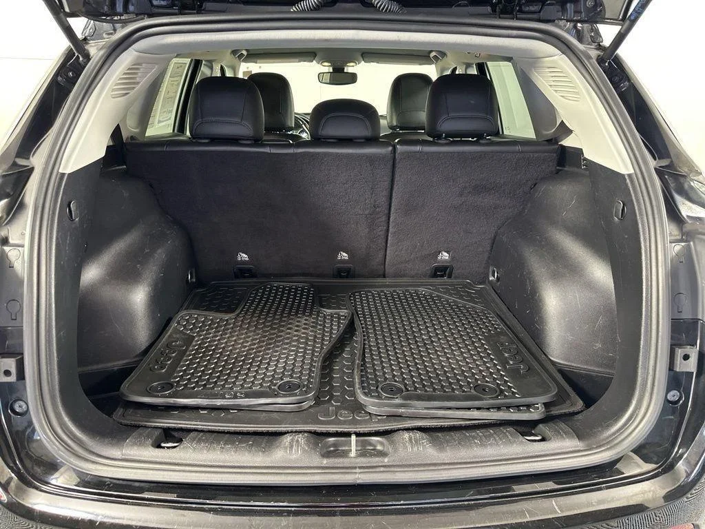 Used 2019  Jeep  image 7