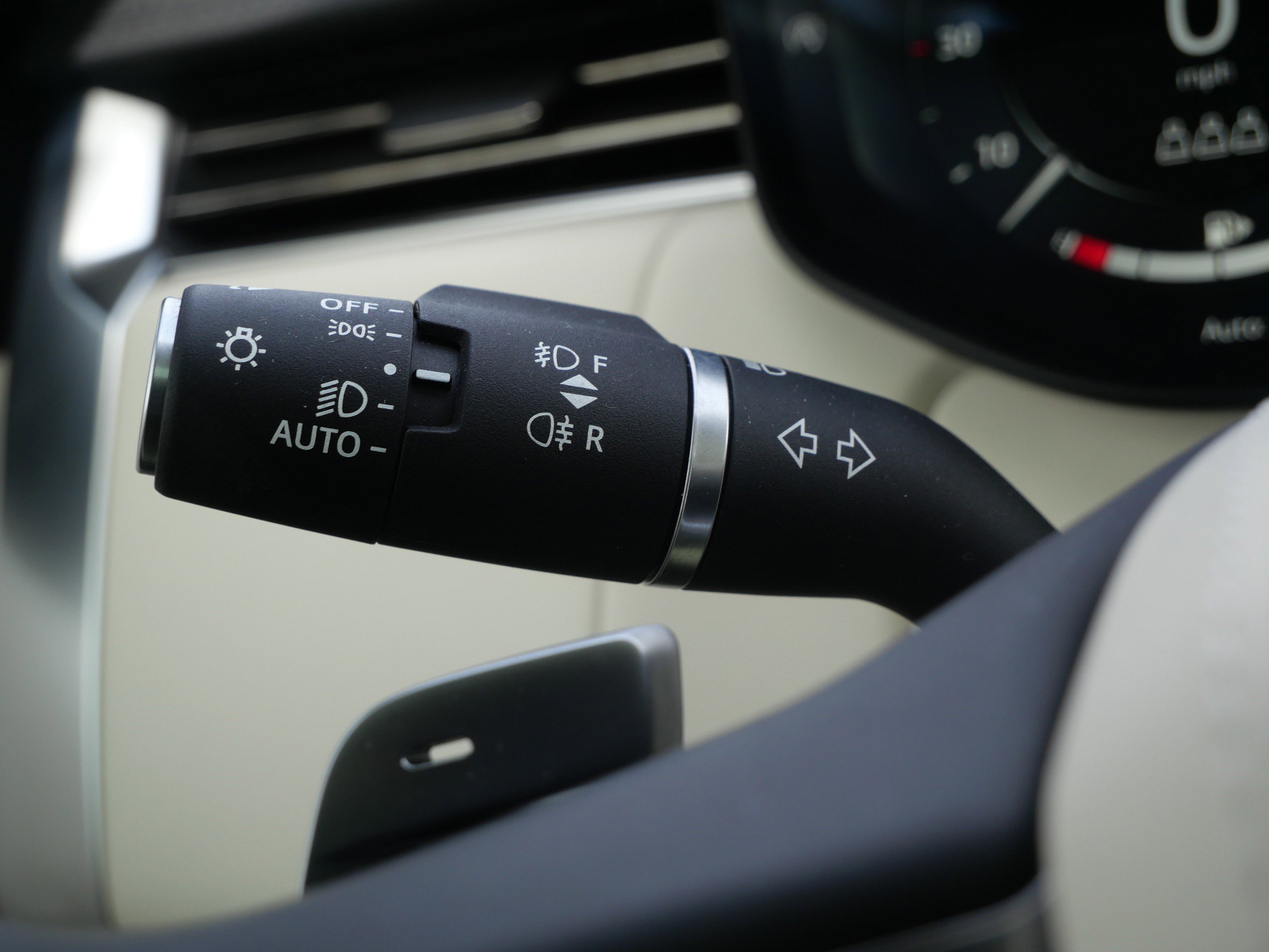 Used 2023 Fuji White Land Rover SE image 28