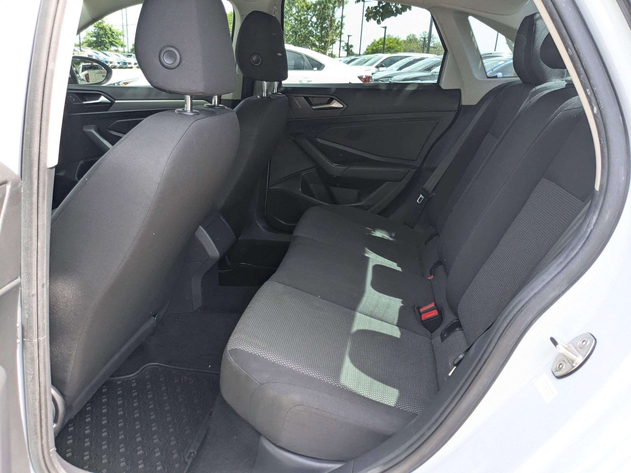 Used 2019 White Silver Metallic Volkswagen 1.4T S image 19