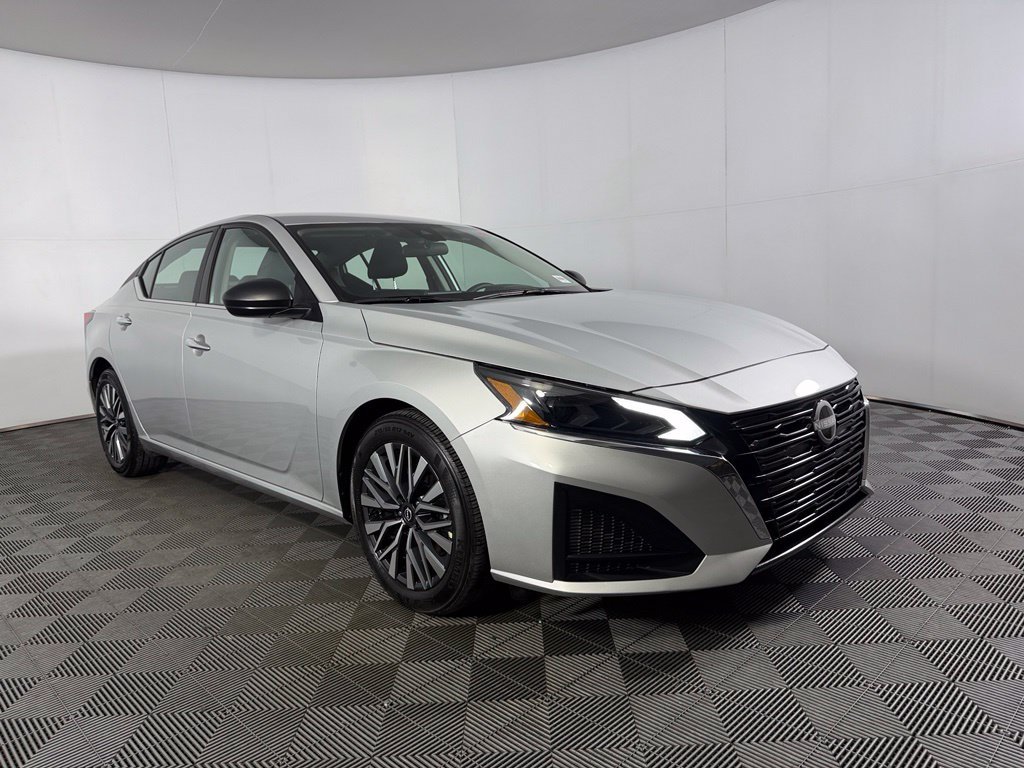 Used 2025 Silver Nissan 2.5 SV image 5