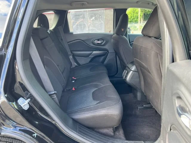 Used 2019 Diamond Black Crystal Pearlcoat Jeep Latitude image 10