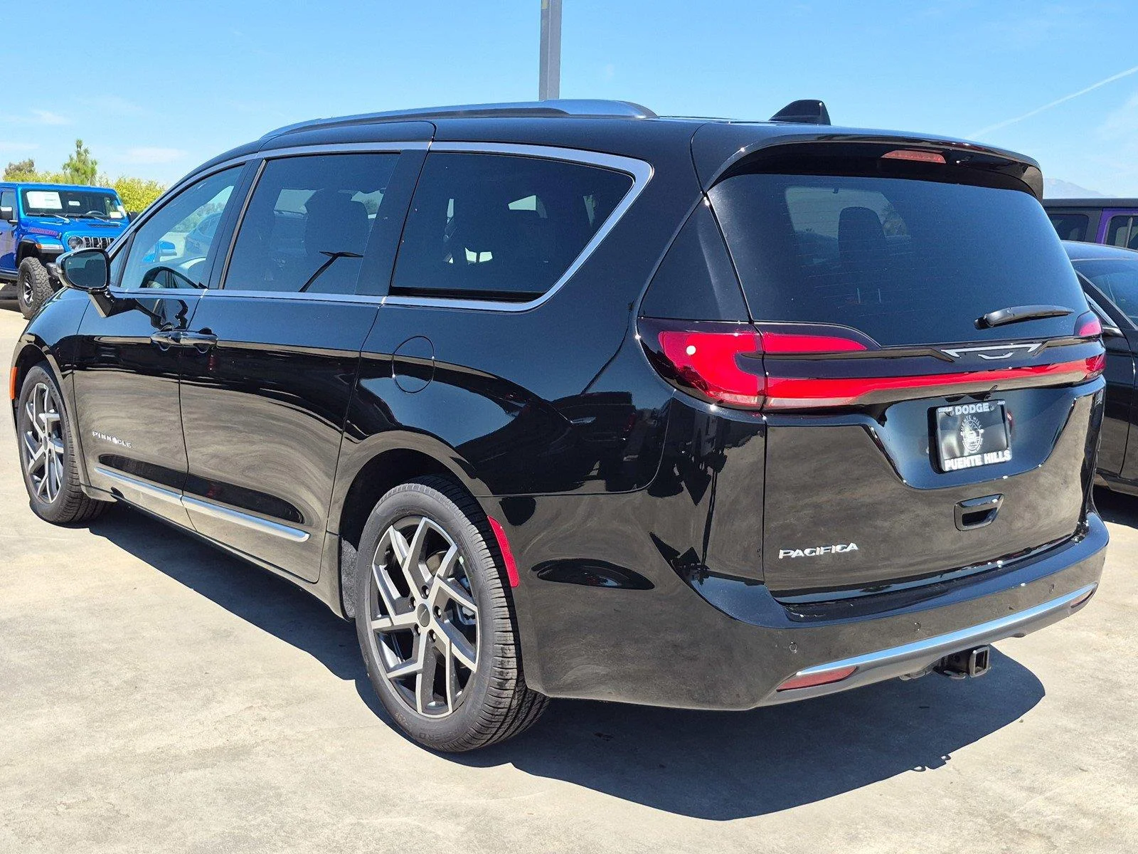 New 2027 Diamond Black Crystal Pearl-Coat Exterior Paint Chrysler Pinnacle image 4