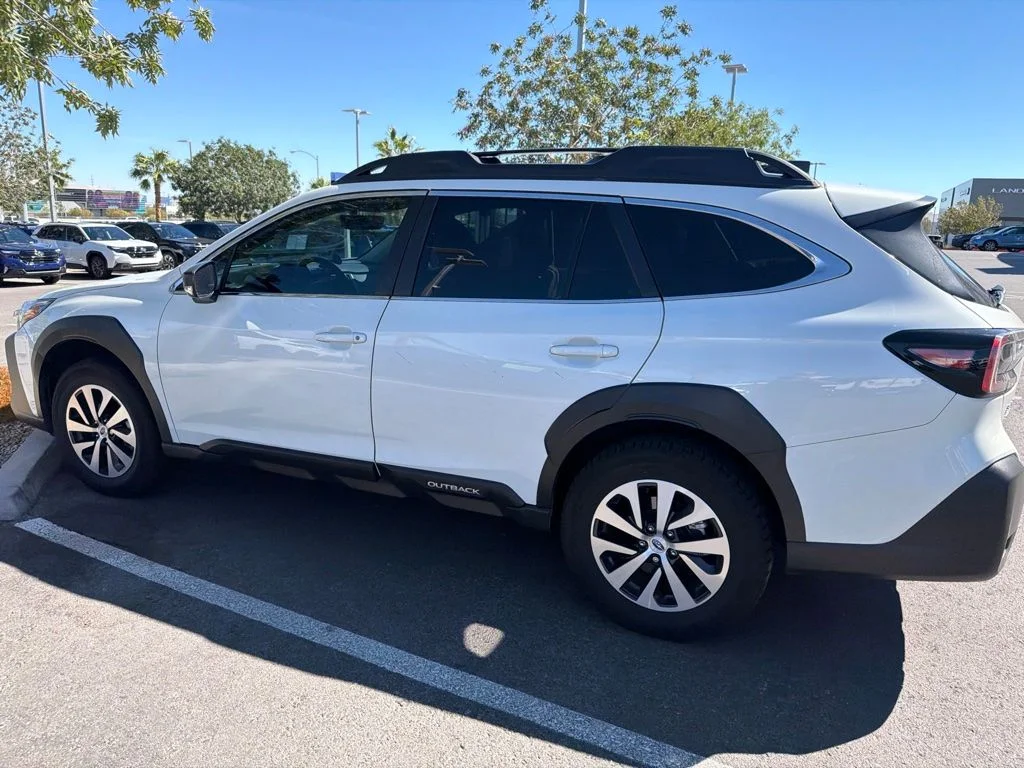 Used 2025 White Subaru 2.5i image 9