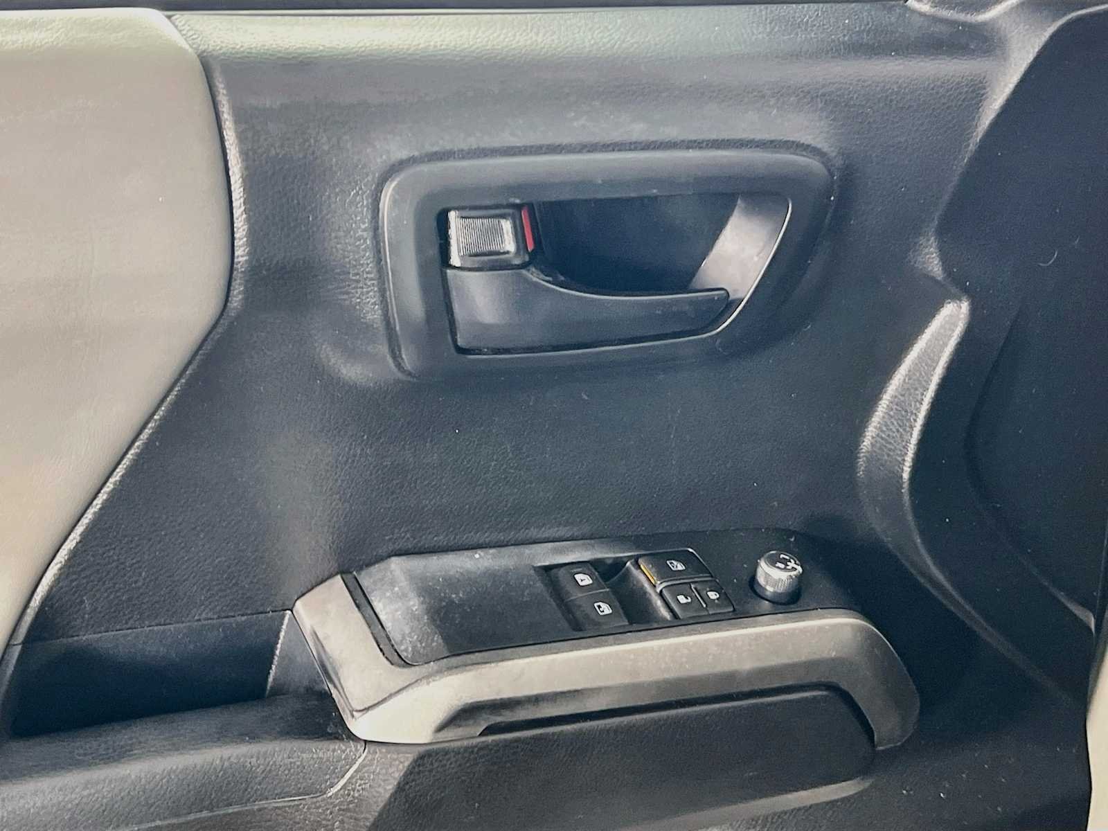 Used 2017 Super White Toyota SR5 image 18