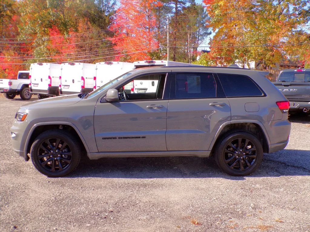 Used 2022 Gray Jeep Laredo X image 4