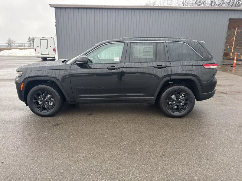 New 2026 Diamond Black Crystal Pearl-Coat Exterior Paint Jeep Laredo Altitude image 6
