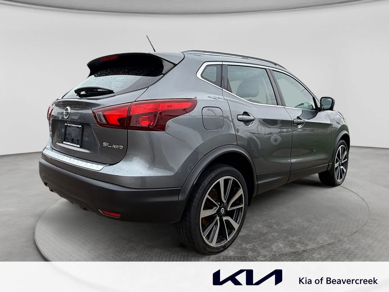 Used 2017 Gun Metallic Nissan SL image 5