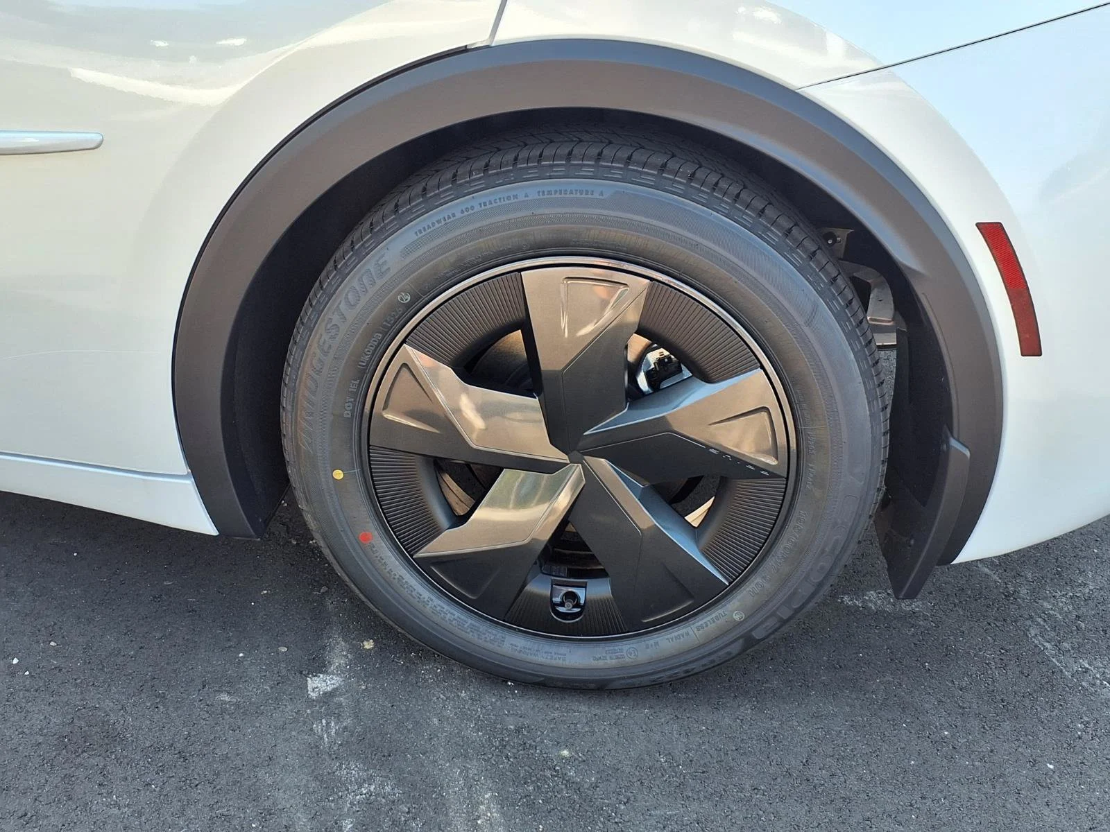 New 2026 Wind Chill Pearl <sup>1</sup> Toyota  SE image 15