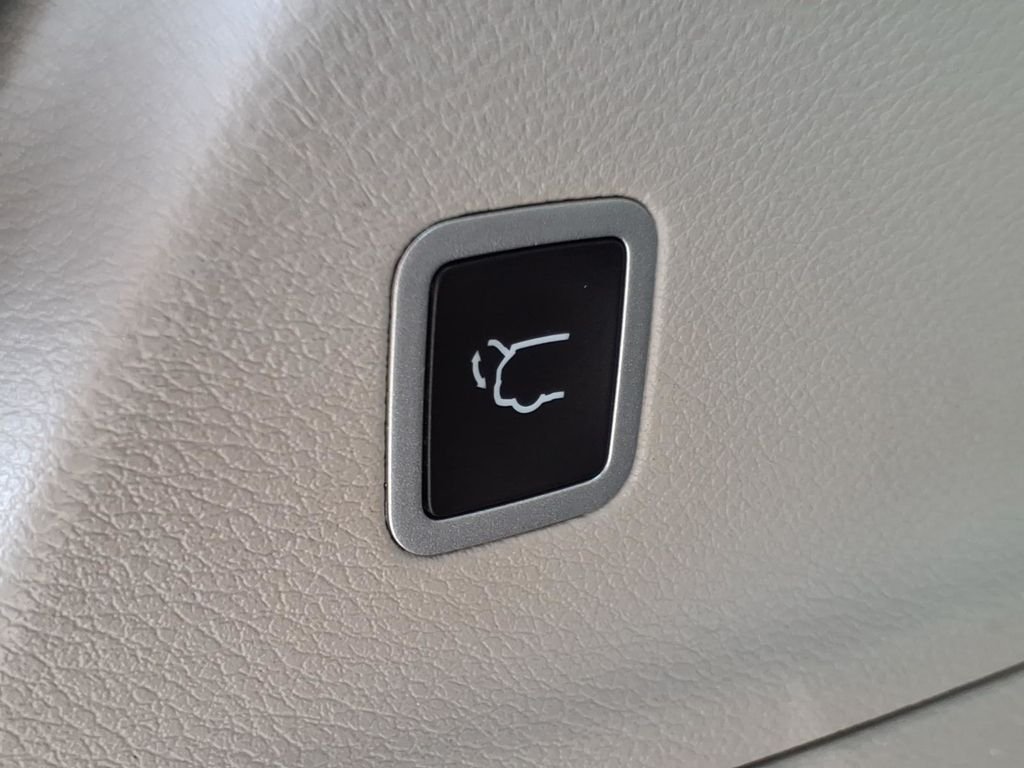 Used 2024 Silver Mist Clearcoat Chrysler Touring L w/heated leather seats image 31