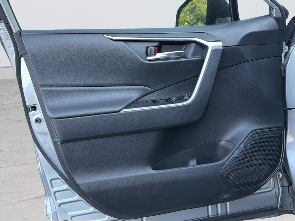 Used 2020 Silver Toyota XLE image 40