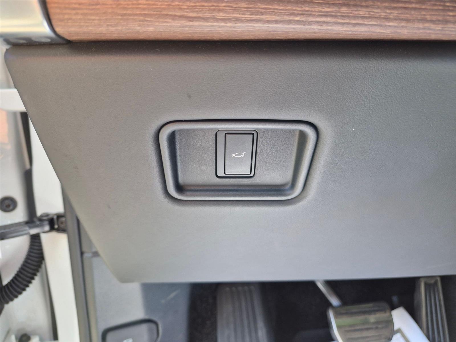 Used 2025 Fuji White Land Rover SE image 15