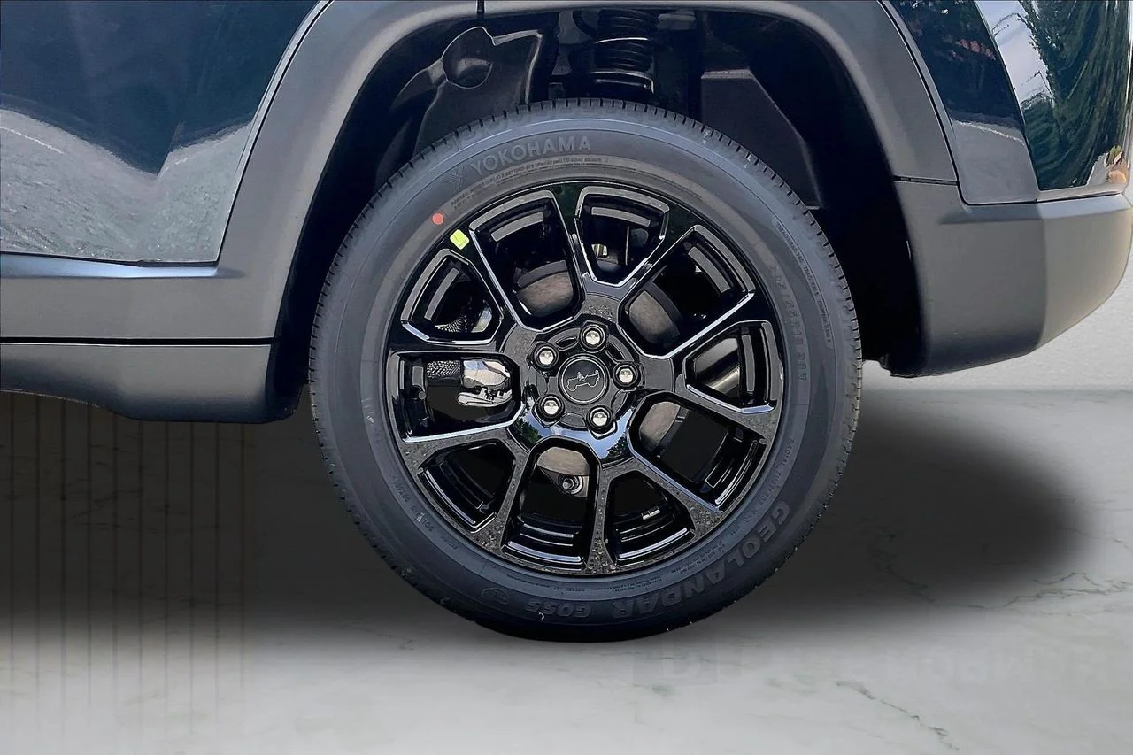 New 2026 Fathom Blue Pearl Coat Jeep Latitude image 28