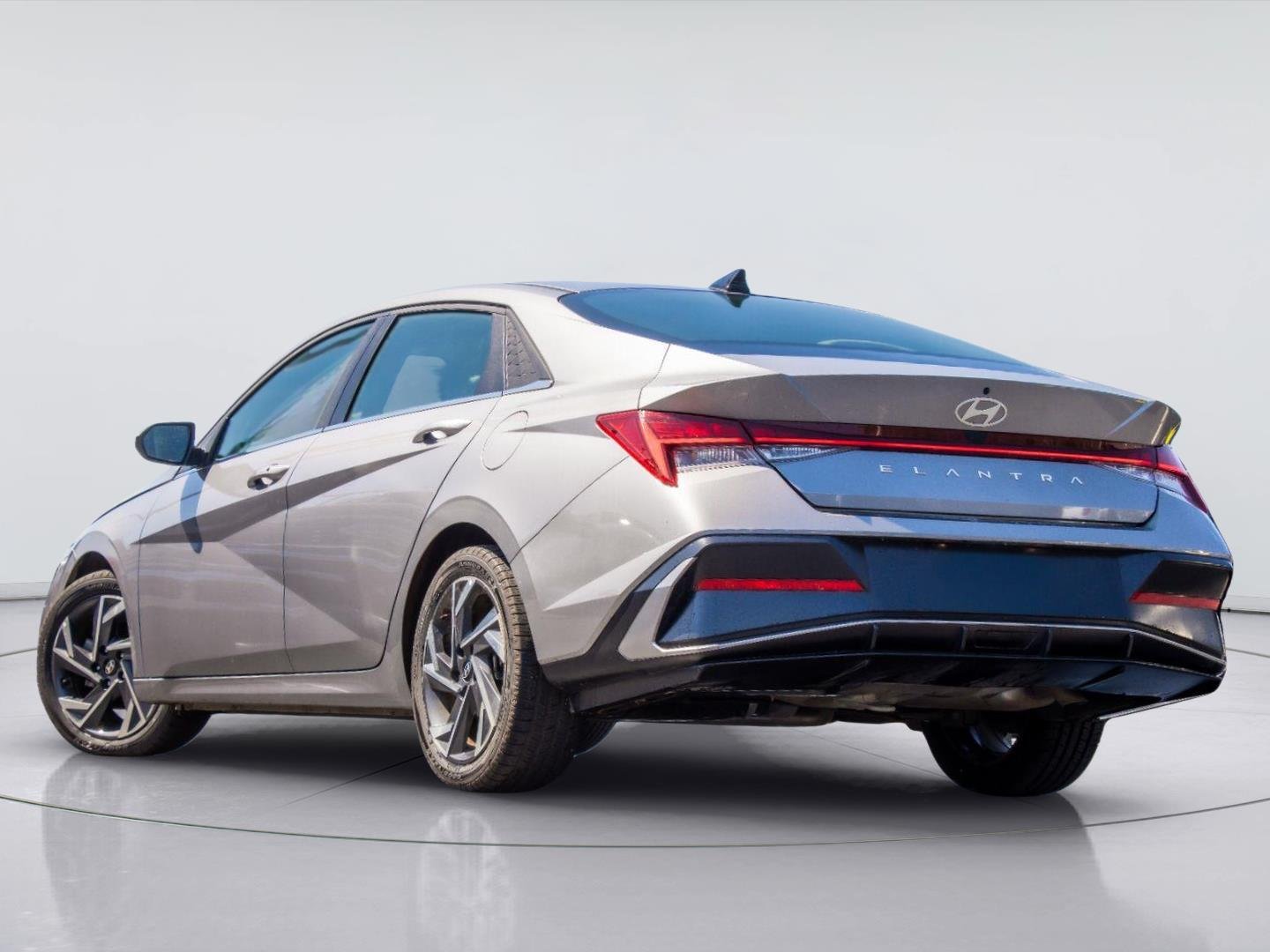 Used 2025 Fluid Metal Hyundai SEL Convenience image 3