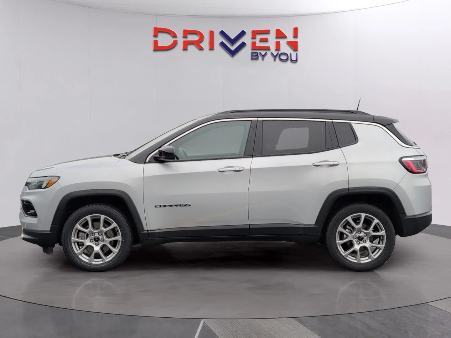 Used 2025 Silver Zynith Metallic Clearcoat Jeep Limited image 2