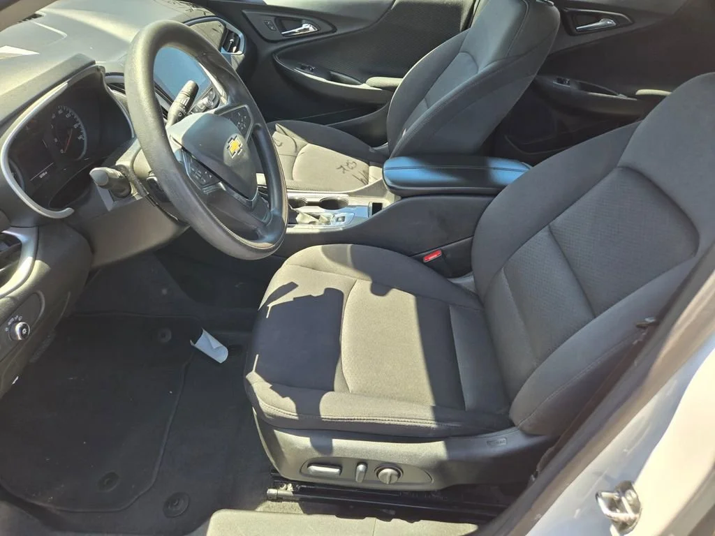 Used 2024 Summit White Chevrolet 1LT image 3