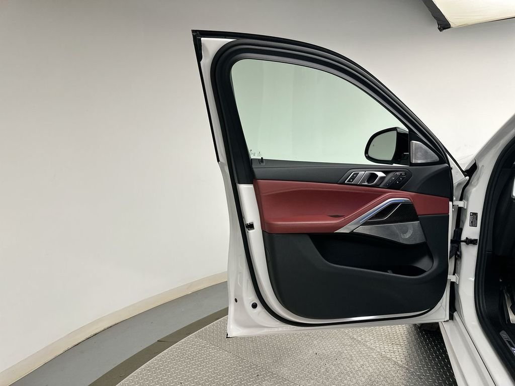 Used 2021 White Metallic BMW M50i image 21