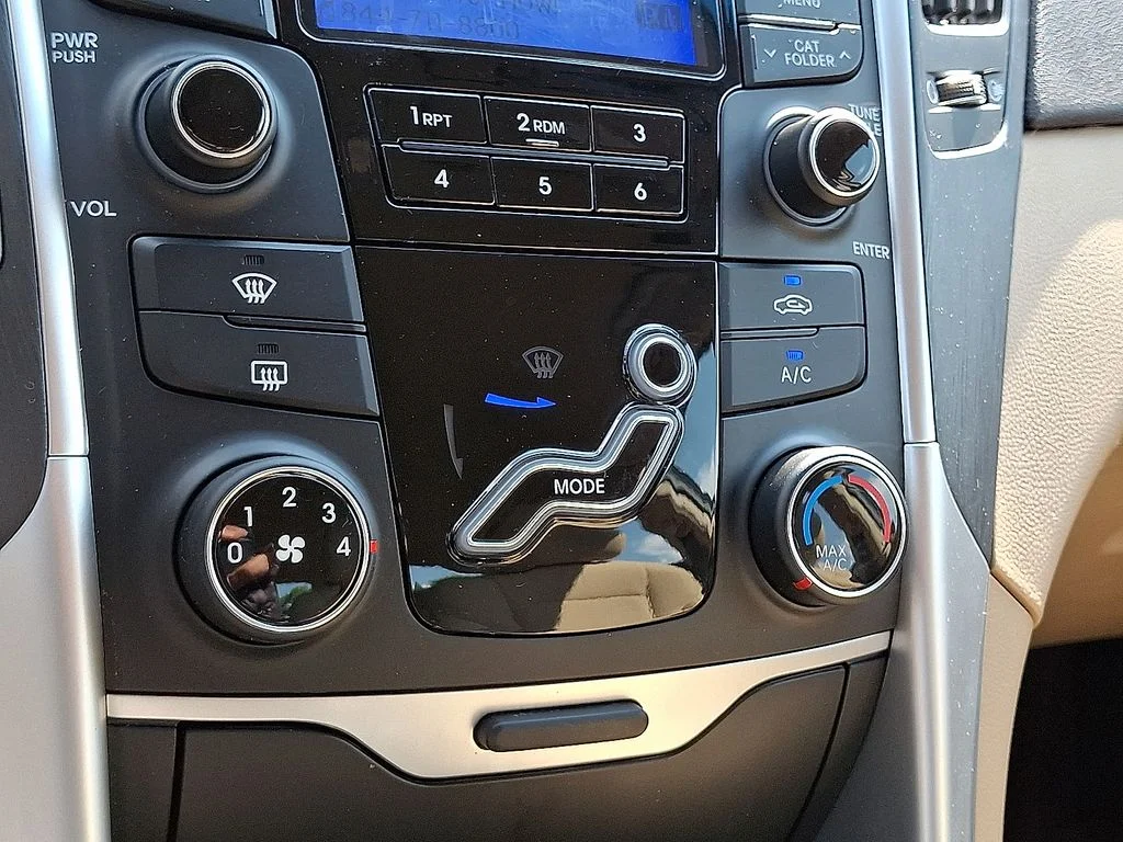 Used 2013 Blue Hyundai GLS image 13