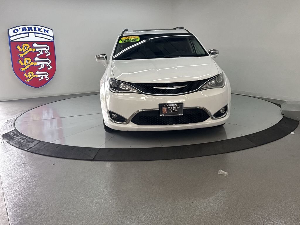 Used 2018 Bright White Clearcoat Chrysler Limited image 10