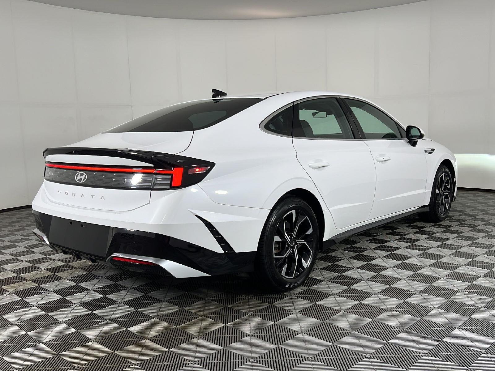Used 2025  Hyundai  image 3