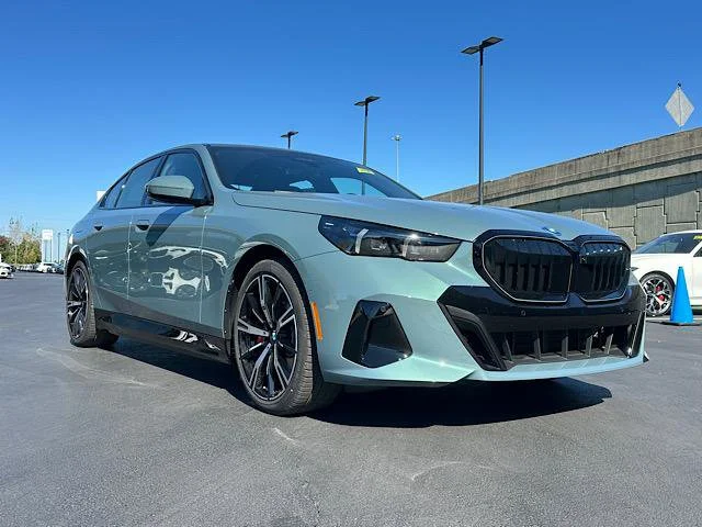 New 2027 Cape York Green Metallic BMW 550e xDrive image 1