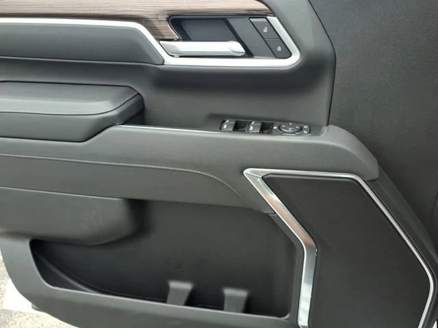 Used 2025 Summit White Chevrolet LT image 16