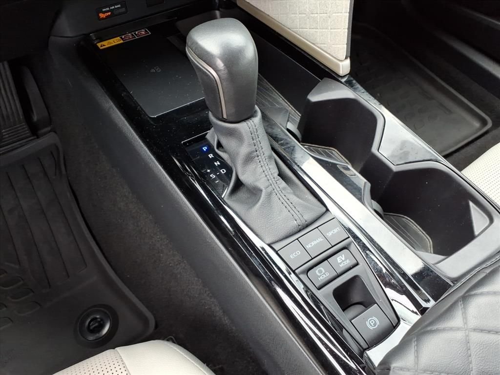 Used 2025  Toyota XLE image 24