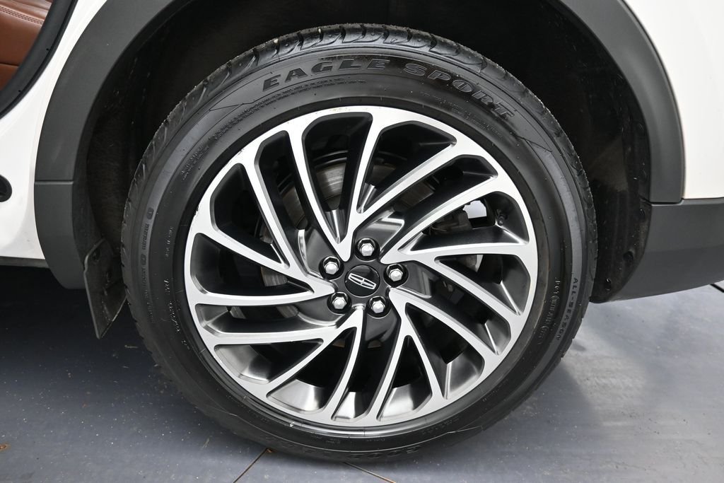Used 2019 White Platinum Clearcoat Metallic Lincoln Reserve image 34