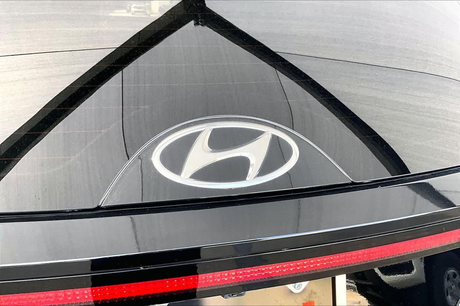 Used 2022 Phantom Black Hyundai SEL image 31