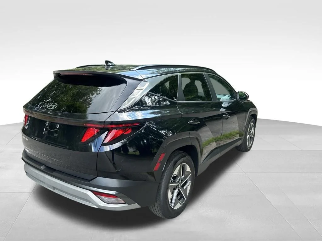 Used 2025 Black Hyundai SEL image 5