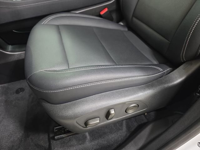 Used 2025 White Chevrolet LT image 29