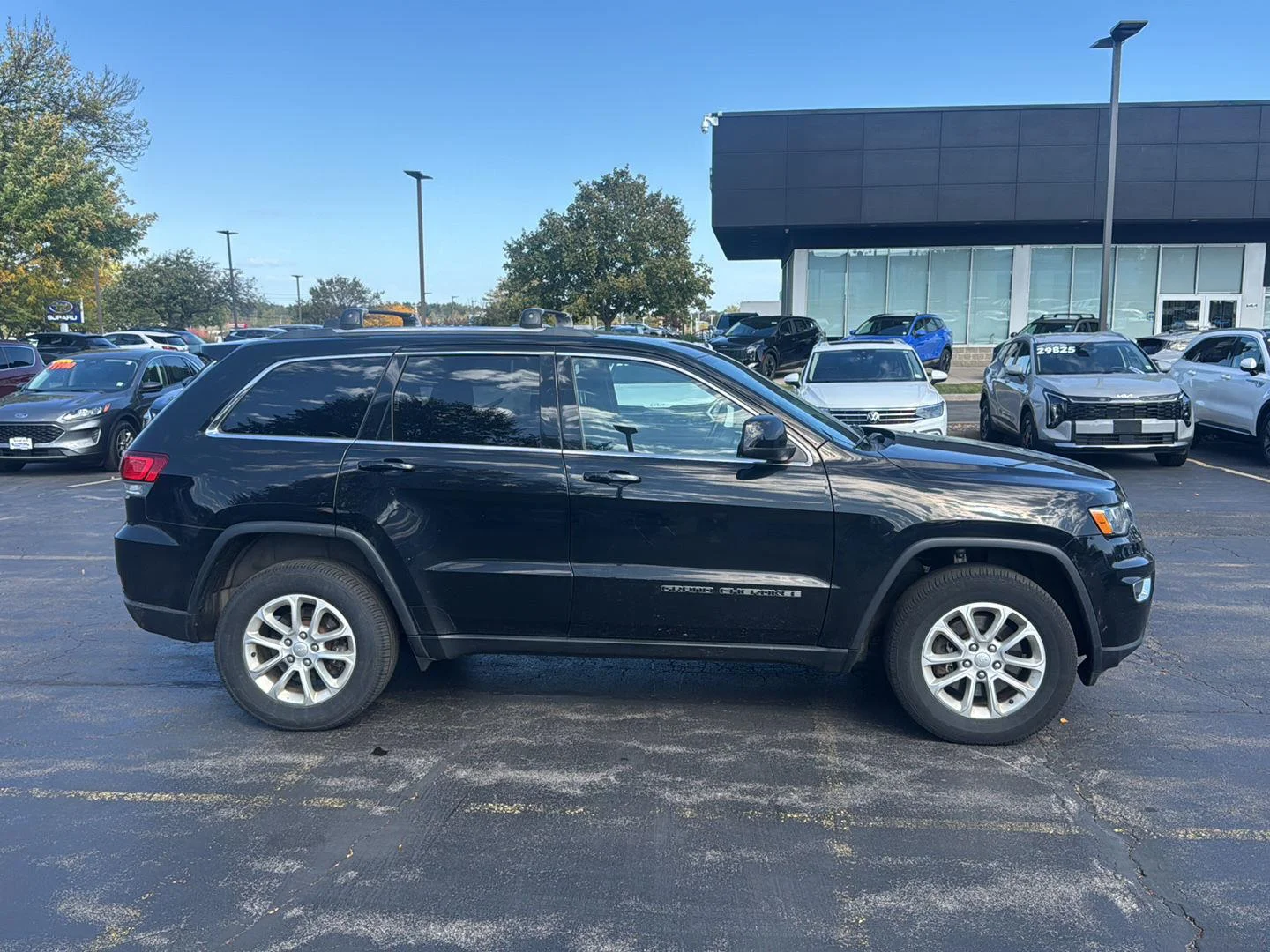 Used 2021 Diamond Black Crystal Pearlcoat Jeep Laredo E image 10