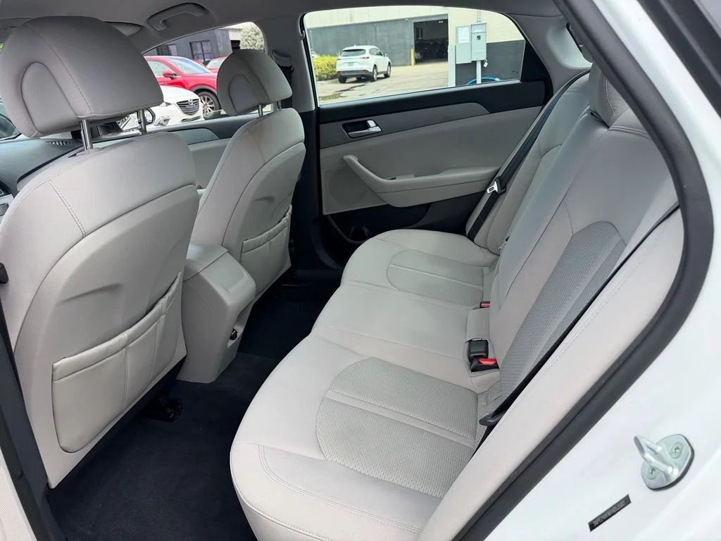 Used 2015 White Hyundai SE image 12