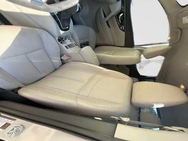 Used 2019 Silver Nissan SL image 22