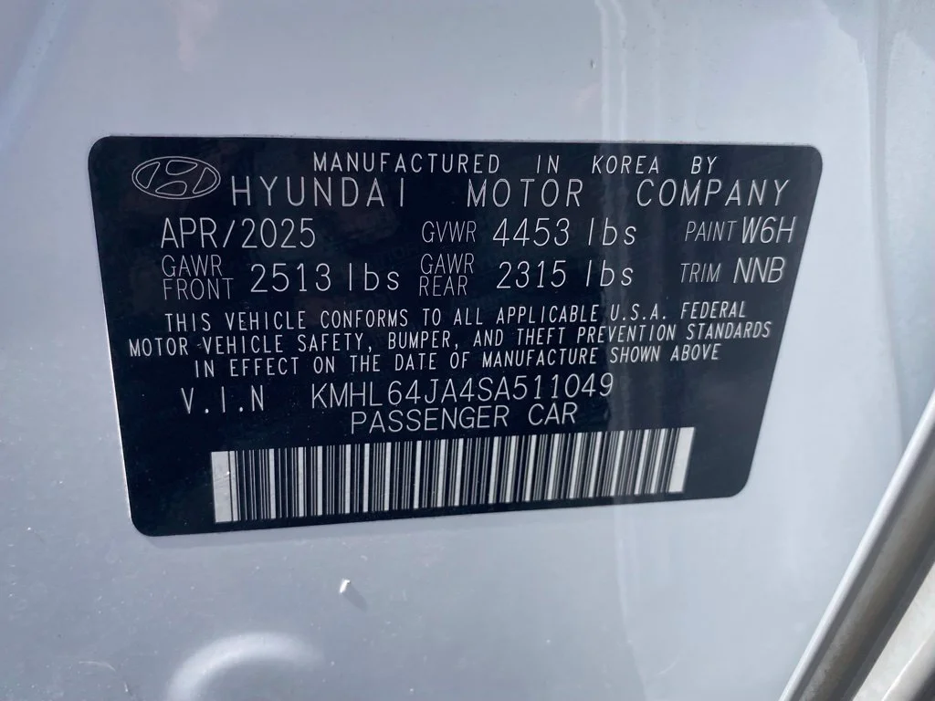 Used 2025 White Hyundai SEL image 18
