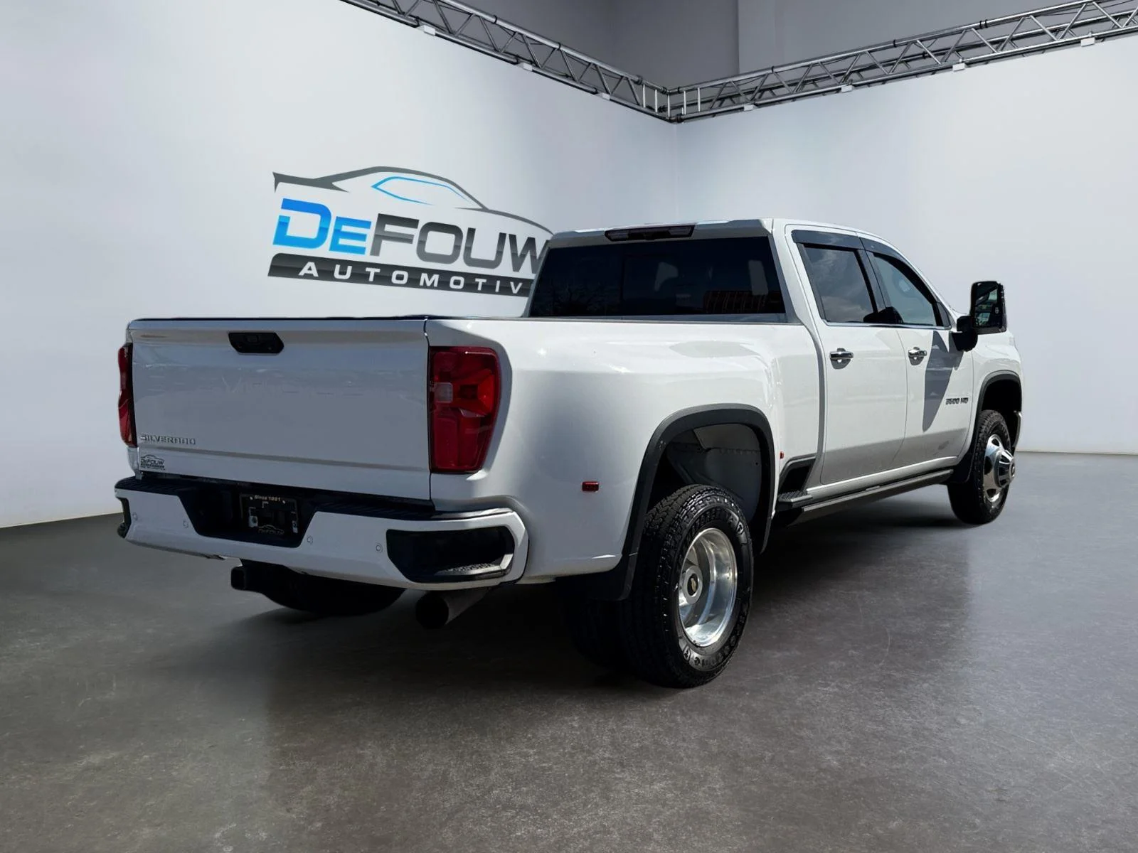 Used 2022 Summit White Chevrolet High Country image 3