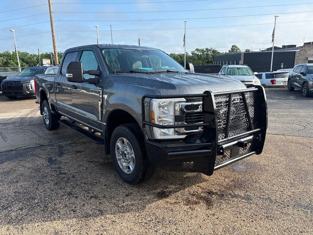 Used 2025 Gray Metallic Ford XLT image 1