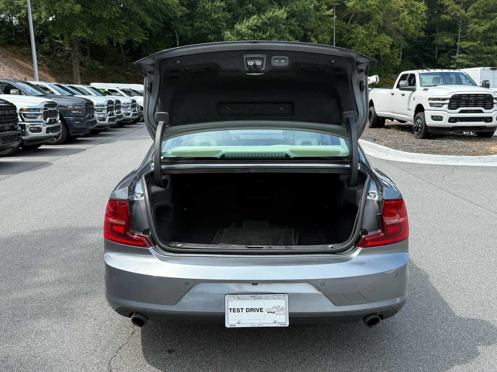 Used 2018 OSMIUM GRAY METALLIC Volvo Momentum image 30